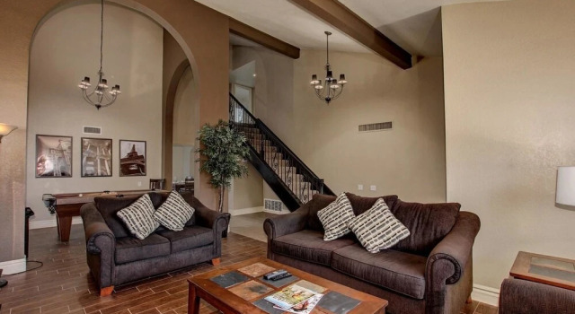 SLS The Lakes - Lovely Spacious Home with Resort Yard, Free Heated Poo, Забронировать Курортный отель Отели Пруда в Темпе 4 звезды, 4*