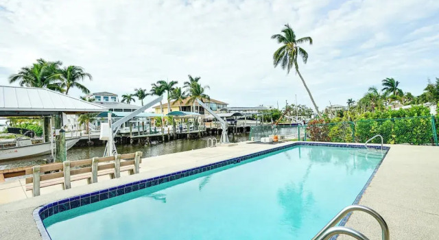 Коттедж с 3 комнатами с балконом Private Pool & Deck: Canalfront St James City Home