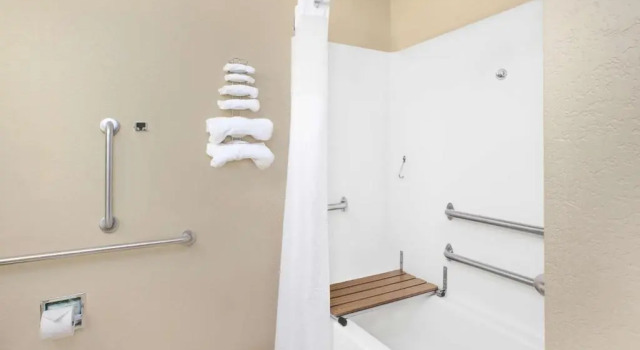 Люкс Superior AmericInn by Wyndham Clear Lake