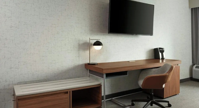 Четырёхместный номер Standard с балконом Courtyard by Marriott Mississauga-Airport Corporate Centre West