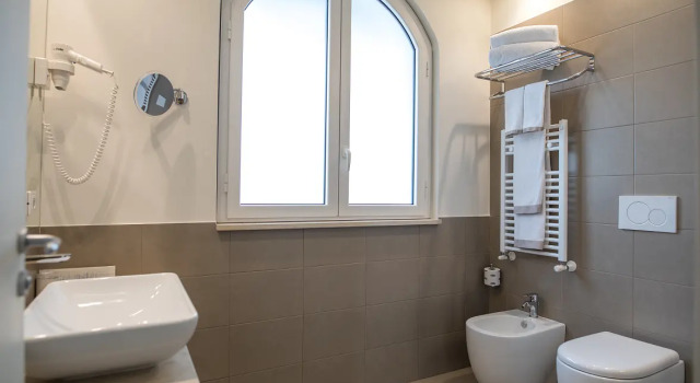 Кровать в общем номере с 6 комнатами Airone City Hotel