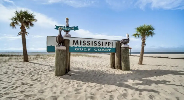 Walk to Biloxi Beach Fun! Chic & Updated Townhome, Забронировать Апартаменты/квартира Отели Миссисипи - побережья с парковкой, Парковка