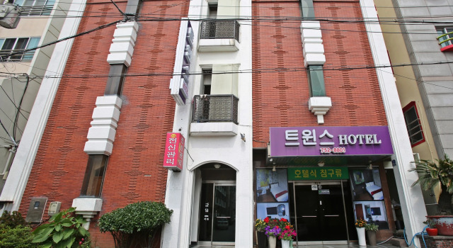Twins Hotel, Забронировать Отель Jeju City Чеджу, рядом с Black Pork Street