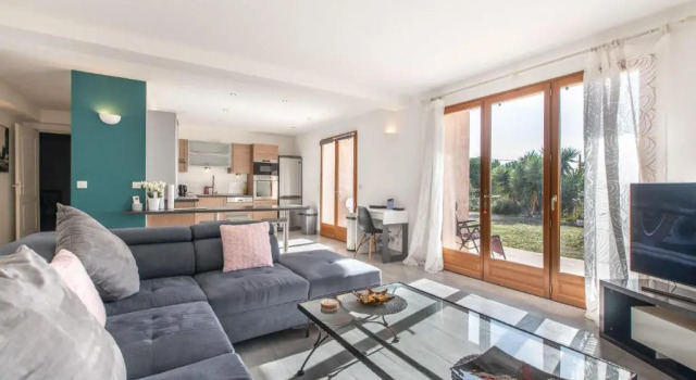 Апартаменты Quiet large 3-bedroom apartment with terrace, garden & incredible Mountain view
