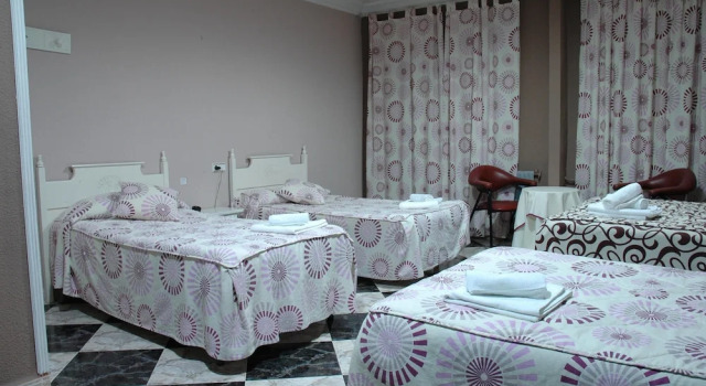 Четырёхместный номер Standard с балконом Hospedium Hotel Plaza Manjón