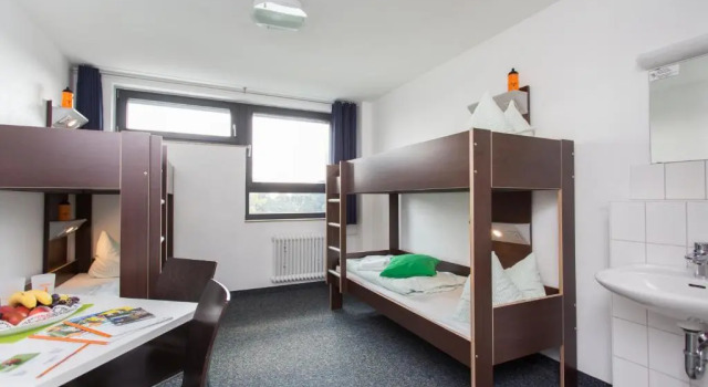 Кровать в общем номере (женский номер) Jugendherberge City-Hostel Köln-Riehl