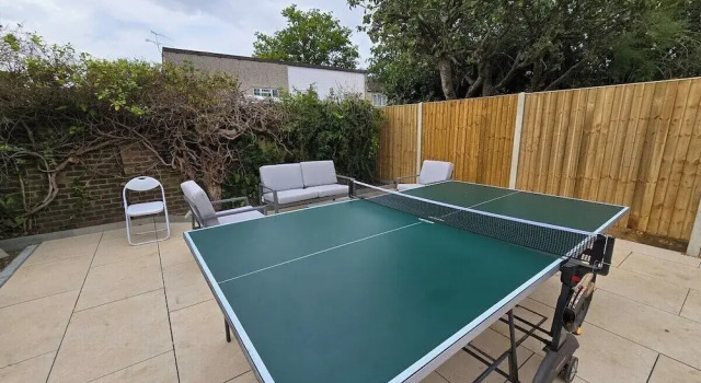 Spacious 6-bed house - 12 mins Gatwick, Забронировать Гостевой дом Отели Исторического графства Суссекса с парковкой, Парковка