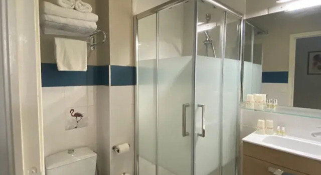 Четырёхместный номер Standard с видом на внутренний двор Hôtel Les Charmettes - Saint Malo
