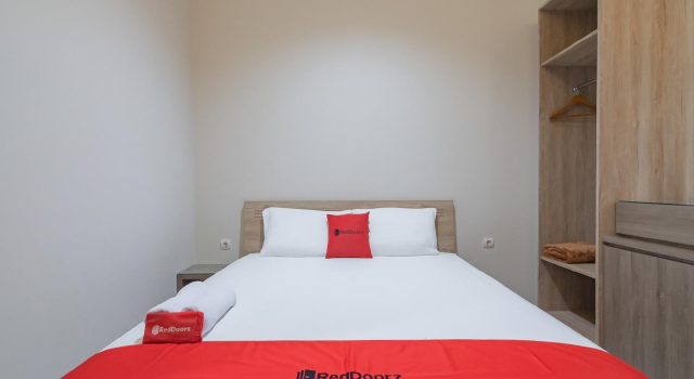 RedDoorz Plus @ Cirebon City Center, Rezervasyon Otel North Cirebon West Java