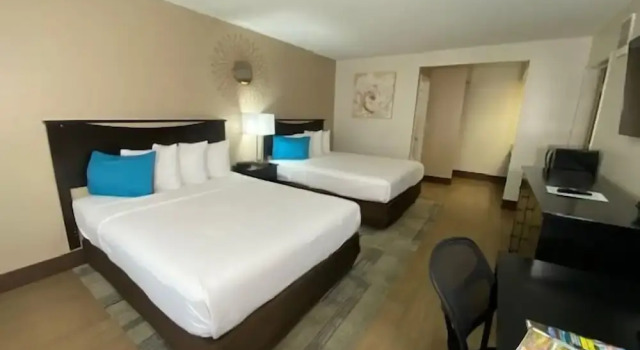 Семейный люкс с 2 комнатами Stanford Inn & Suites Anaheim