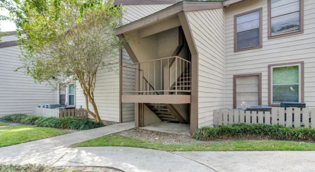 Golf, Swim & Dine! Condo w/ Lake Conroe Access, Varaa Huoneisto Hotellit Lake Conroe pysäköinnillä, Pysäköinti