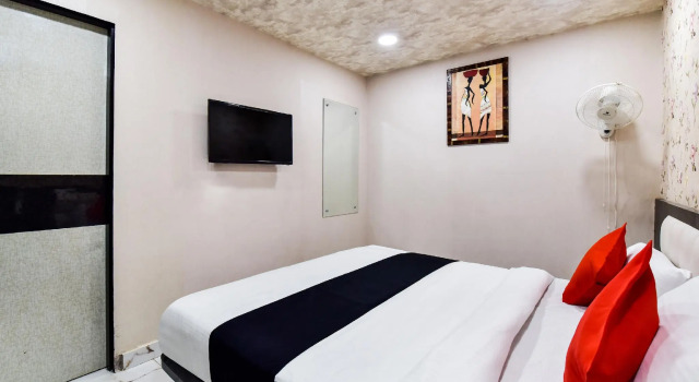 Люкс Standard Capital O JAI1231 Queens Hub Hotel