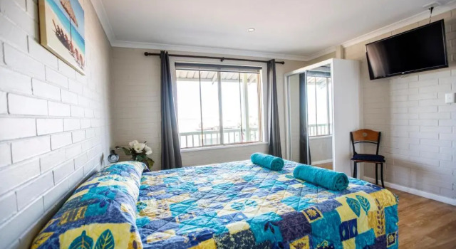 Апартаменты рядом с пляжем Shark Bay Seafront Apartments