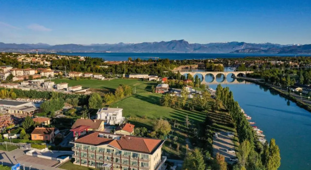 Четырёхместный номер Standard с балконом Hotel Rivus
