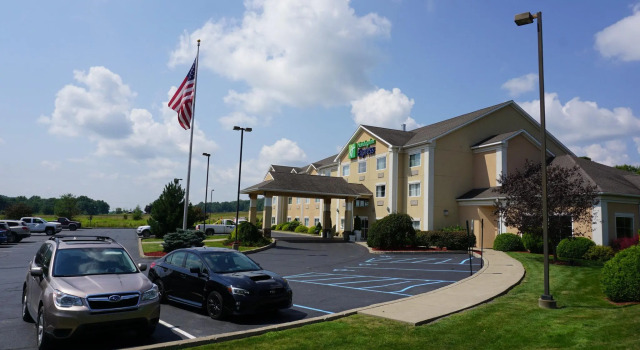 Четырёхместный номер Standard Holiday Inn Express Hotel & Suites Gibson by IHG