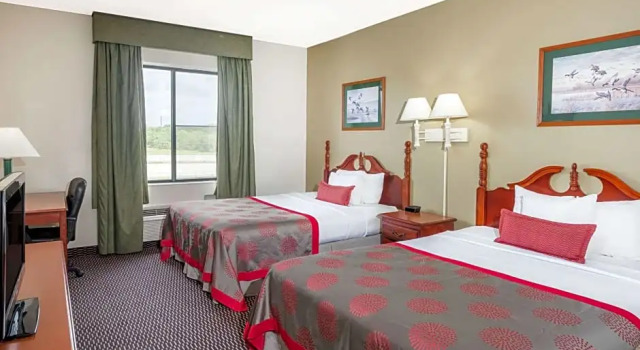 Четырёхместный люкс Ramada by Wyndham Columbia