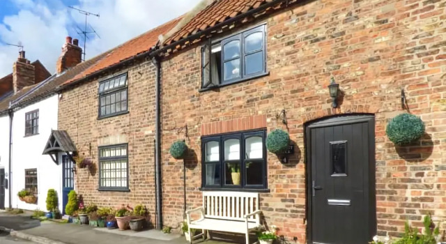 Hobbits Hole, Book Hotel Brough 