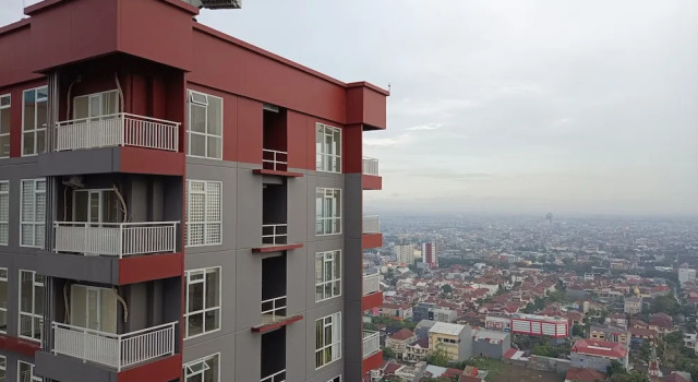 Cozy And High Floor Studio Room At Vida View Makassar Apartment, Book Apartment Hotels in Sulawesi with Parking, Parking