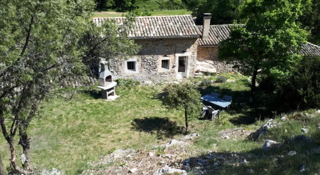 Коттедж Gîtes La ferme accrochée à la colline