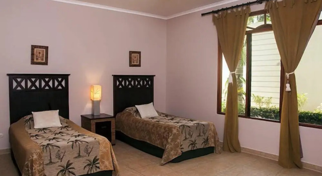 Large Ground Floor Condo Steps From the Pool, Забронировать Апартаменты/квартира Апартаменты Хако, рядом с Пляж Хако, Апартаменты/квартира