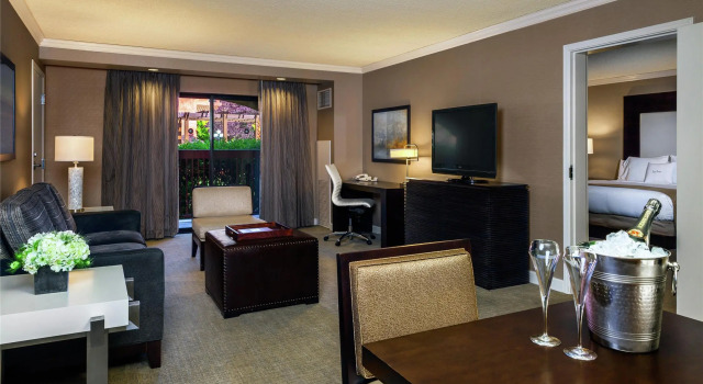 Двухместный люкс с 2 комнатами DoubleTree by Hilton Sonoma Wine Country