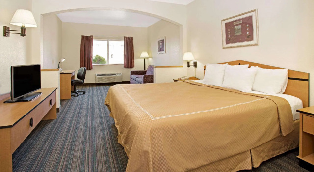 Двухместный люкс Days Inn & Suites by Wyndham Castle Rock