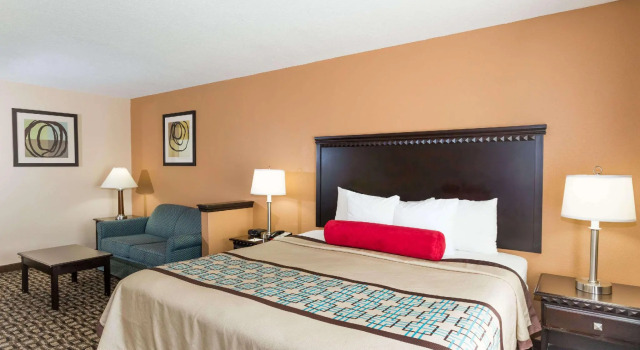 Двухместный люкс Days Inn & Suites by Wyndham Savannah North I-95