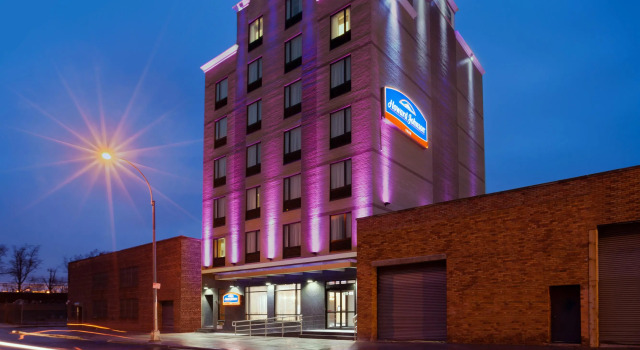 Кровать в общем номере Howard Johnson Jamaica NY Near AirTrain JFK