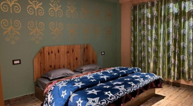 Yellowjackets Hotel Tosh, Забронировать Отель Тош 