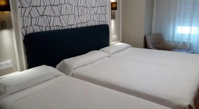 Трёхместный номер Standard с балконом Hotel Corona de Castilla Burgos