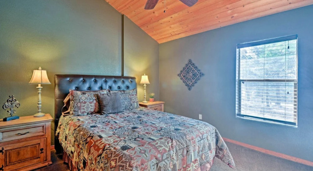 Flagstaff Cabin on 5 Acres w/ Fireplace & Fire Pit, Забронировать Дом для отпуска Флагстафф 