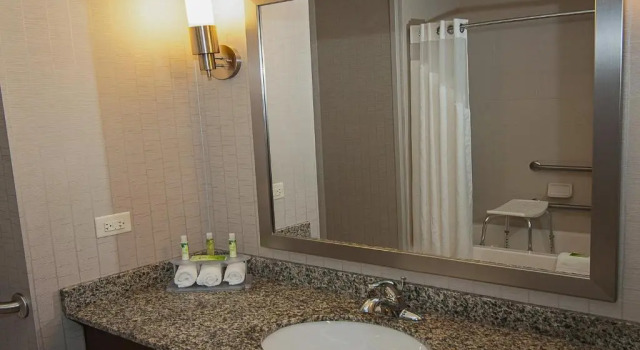 Четырёхместный номер Standard Holiday Inn Express Hotel & Suites Wichita Northeast by IHG