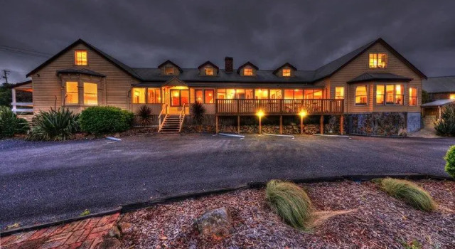 Кровать в общем номере Stanley Seaview Inn