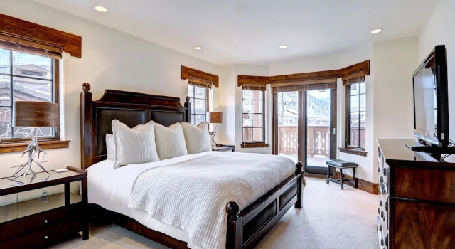 Luxury Mountainside 5BR Chalet in Vail Village by RedAwning