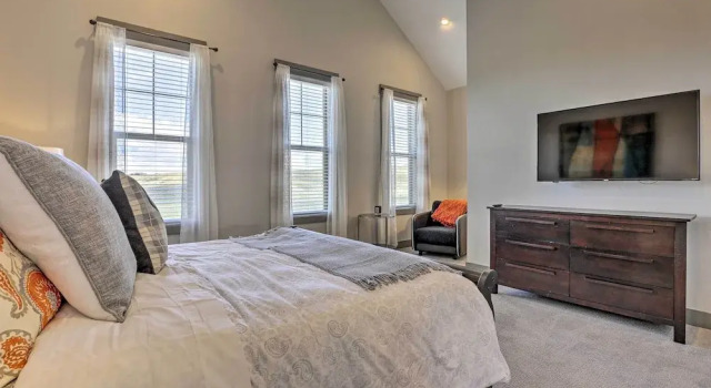 20 Mi to Winter Park: Mtn-view Townhome w/ Balcony, Забронировать Отель Отели Грэнби 3 звезды, рядом с Гольф-клуб Grand Elk, 3*