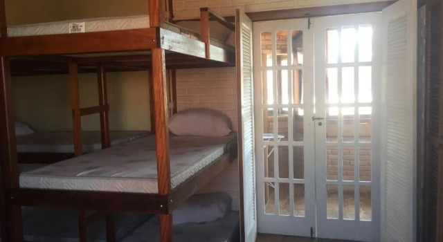 Кровать в общем номере с видом на бассейн Acquarela Hostel