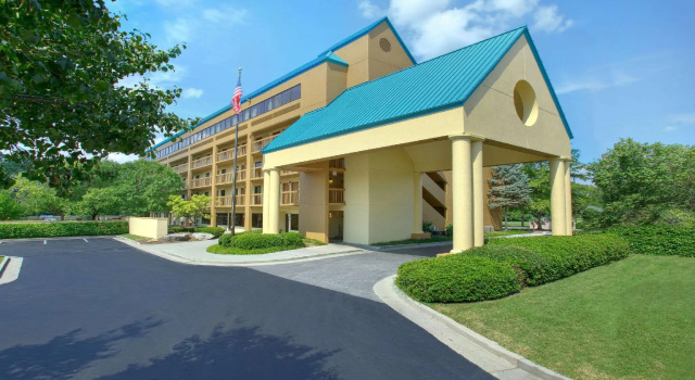 Кровать в общем номере Quality Inn Near the Island Pigeon Forge