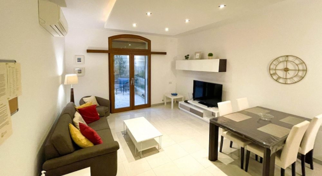 Peaceful Home With hot tub and 2 Communal Pools, Book Hotel Għajnsielem Gozo