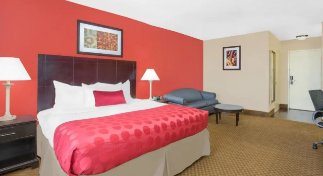 Номер Standard Ramada Plaza by Wyndham Fayetteville Fort Bragg Area