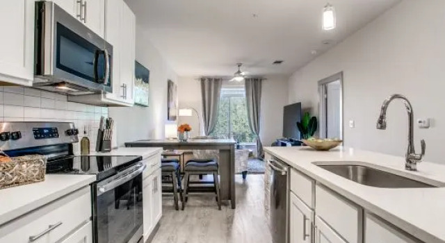 Luxury Riverwalk Condo Pool, Balcony, Parking, Забронировать Отель Сан-Антонио Bexar County, рядом с Квартал исторических искусств Ла Вильита