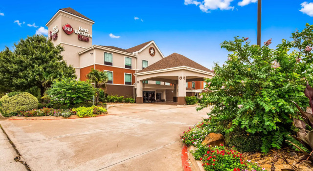 Кровать в общем номере Best Western Plus Denton Inn & Suites
