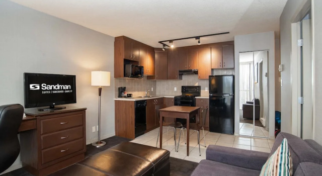Двухместный люкс с балконом и с видом на город Sandman Suites Vancouver on Davie