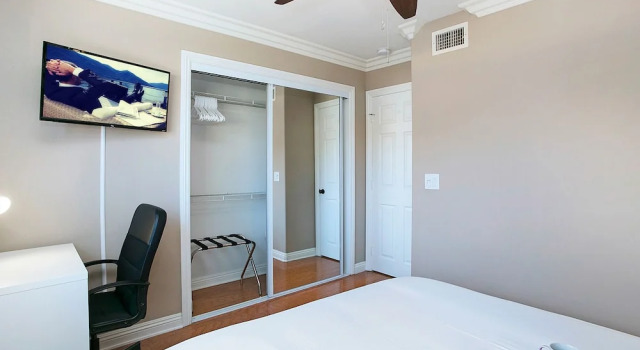 Costa Mesa/Newport - Fast WiFI - Work Stations - Free Parking - Self Check In! (CM-1)