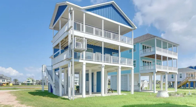 Коттедж с 4 комнатами с балконом Ocean Views, Steps to Sand! Coastal Galveston Gem