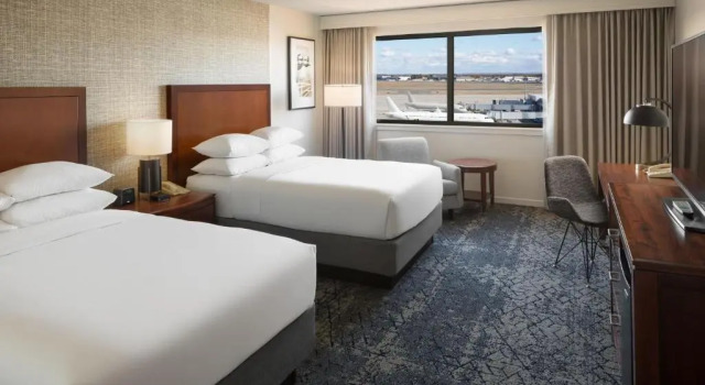 Четырёхместный номер Standard Sheraton Hartford Hotel at Bradley Airport