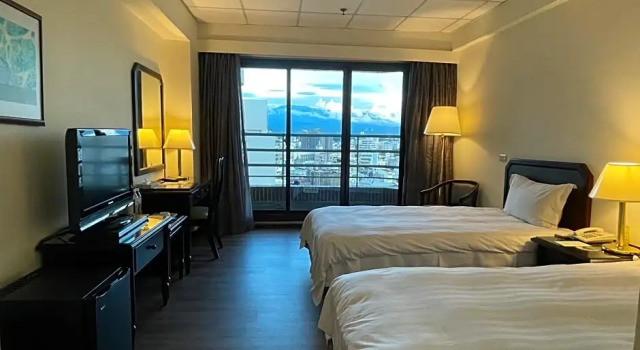 Двухместный номер Standard с балконом Metro Hotel