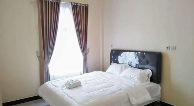 Artayya Puri Homestay RedPartner, Rezerwuj Apartament Madiun East Java