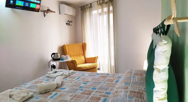 Caprera Room - Air-conditioned Triple Room in Maranola - Formia, Prenota Hotel Hotel a Lazio con parcheggio, Parcheggio