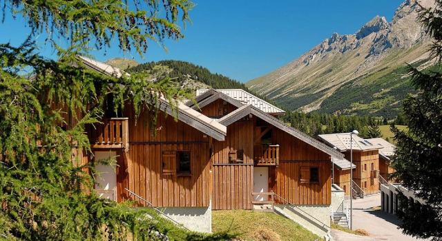 Wooden apartment in family friendly and sunny Superdevoluy