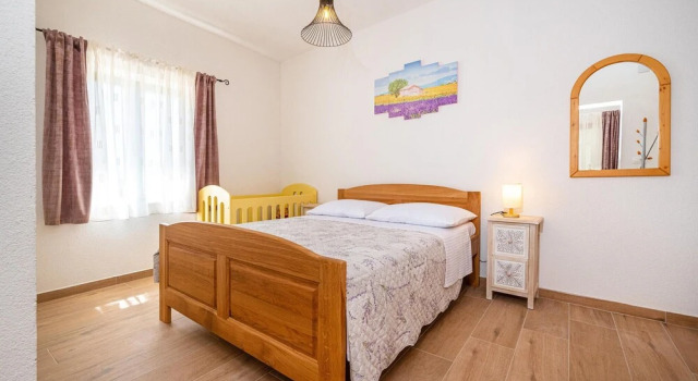 Amazing Home in Drage With 4 Bedrooms, Wifi and Outdoor Swimming Pool, Book Hotel Hoteller i Pakostane med pool, Swimmingpool